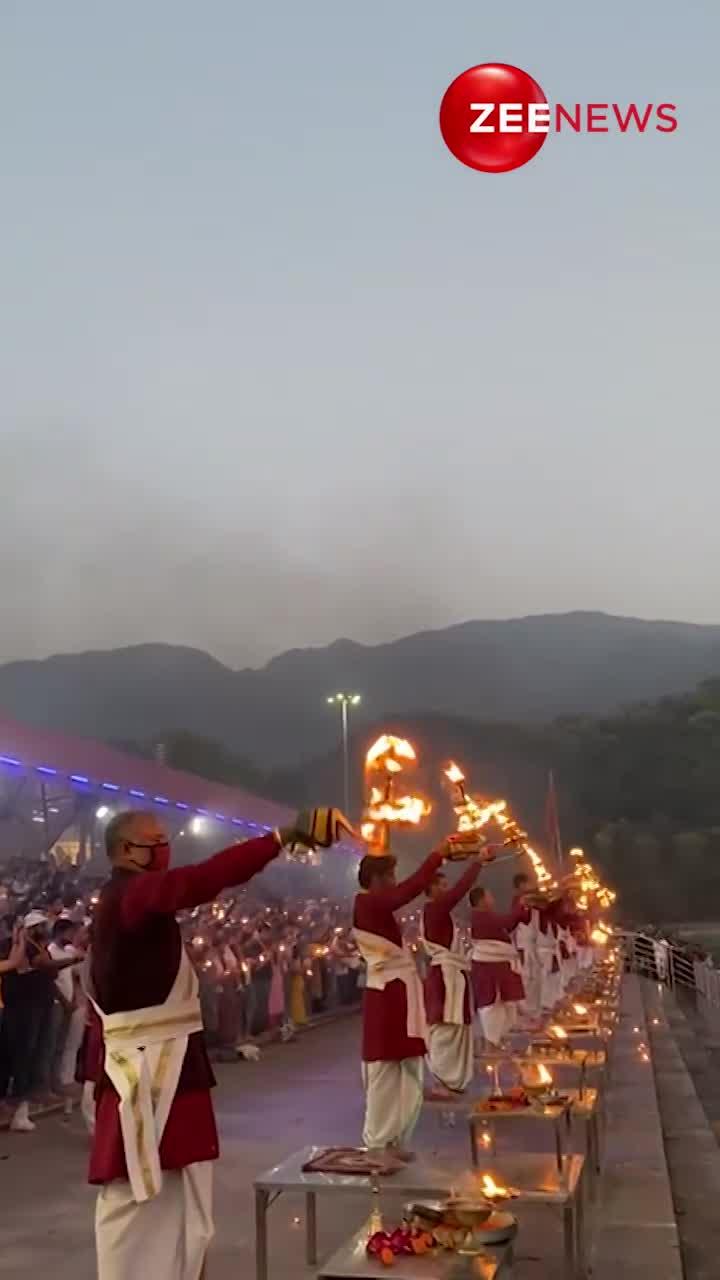 Navratri के दौरान Triveni Ghat पर मां गंगा की भव्य आरती