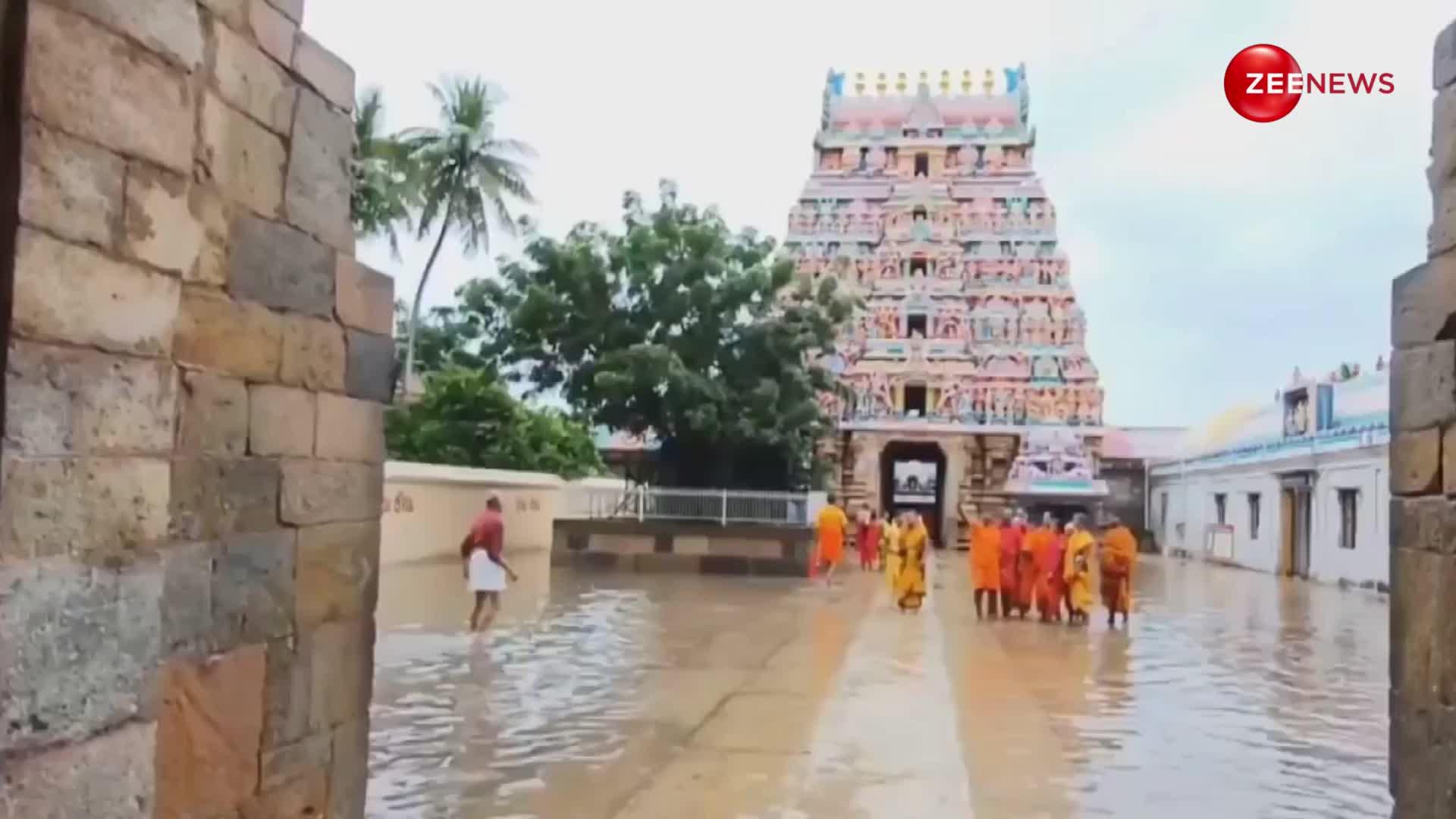 Tamil Nadu Rain: तमिलनाडु में कुदरत ने बरसाया कहर, भारी बारिश के कारण वैथीश्वरन मंदिर का परिसर हुआ जलमग्न