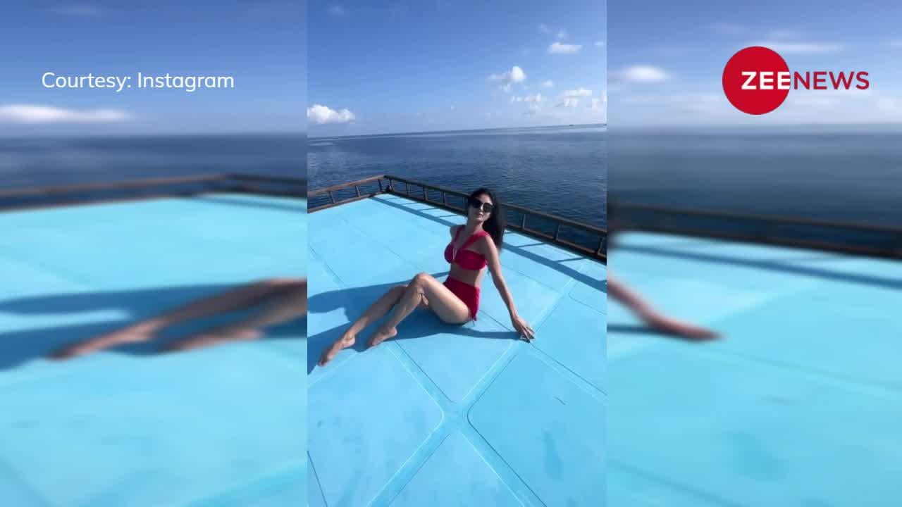 समंदर का पानी और आसमान की धूप के बीच बैठी Mouni Roy! दिखाया हुस्न का ऐसा जादू कि फैंस हुए घायल