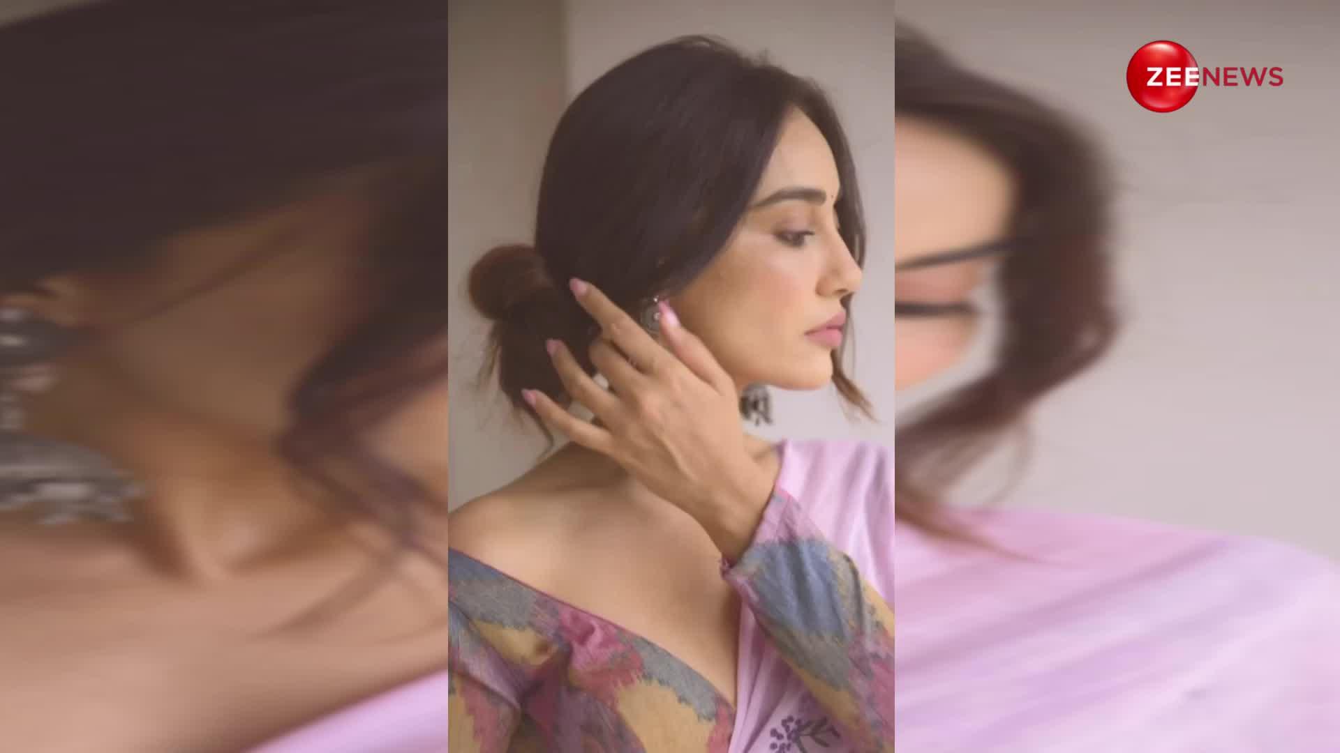 कॉटन की पिंक साड़ी के साथ डीपनेक ब्लाउज पहन Surbhi Jyoti ने बनाई खास वीडियो