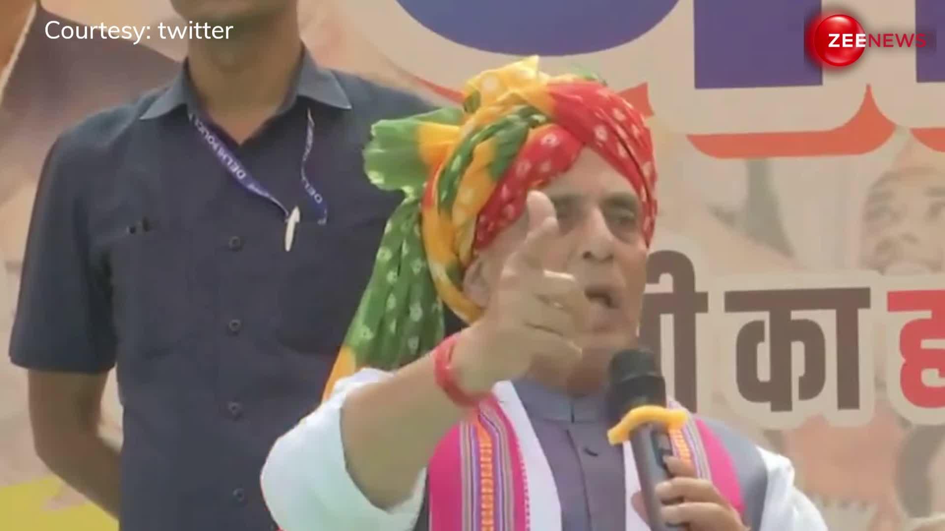 'केजरीवाल ने अपने गुरु अन्ना हजारे को धोखा दिया है': राजनाथ ने केजरीवाल पर साधा निशाना